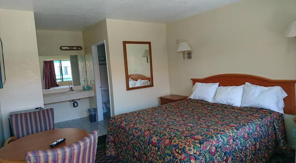 King Room - Non-Smoking at Bristol Motel, photo 4