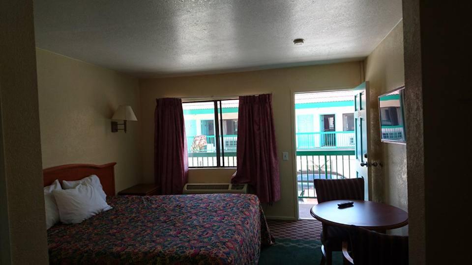 King Room - Non-Smoking at Bristol Motel, photo 5